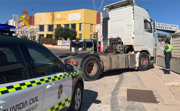 A patrol, next to the truck intercepted in Cartagena. 