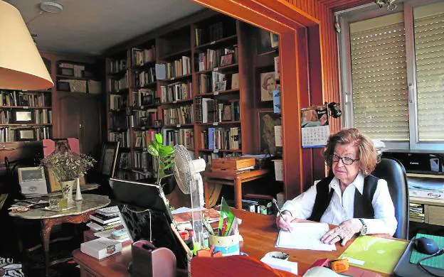 The writer Dionisia García, at the work table of her home in Murcia. 