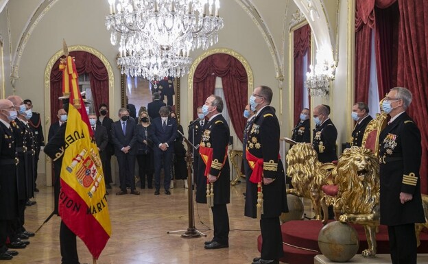 The Admiral of Maritime Action, Juan Luis Sobrino Pérez-Crespo, in front of the national flag in the act of the Military Easter in the Captaincy of the Navy in Cartagena. 