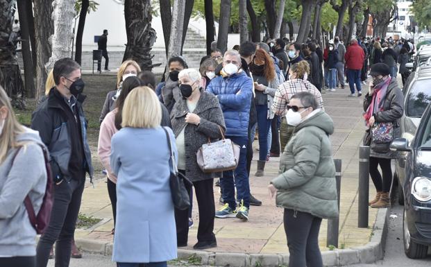 A group of teachers queues this Sunday to receive the booster dose at the Palacio de los Deportes in Murcia.