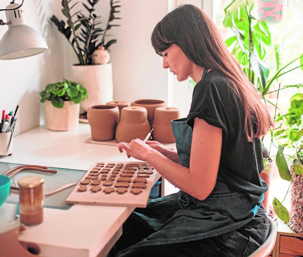María Moya, from Murcia, with a degree in Fine Arts, in a ceramics workshop. 