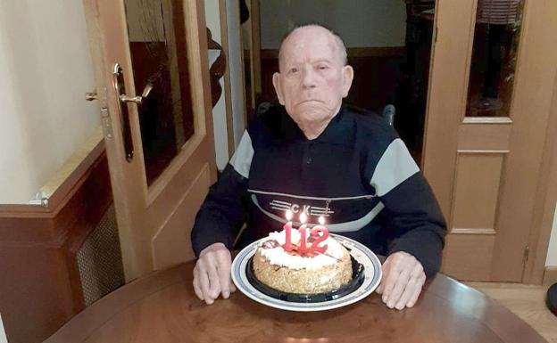 Saturnino de la Fuente blows out the candles on his 112th birthday, surrounded by his family. 