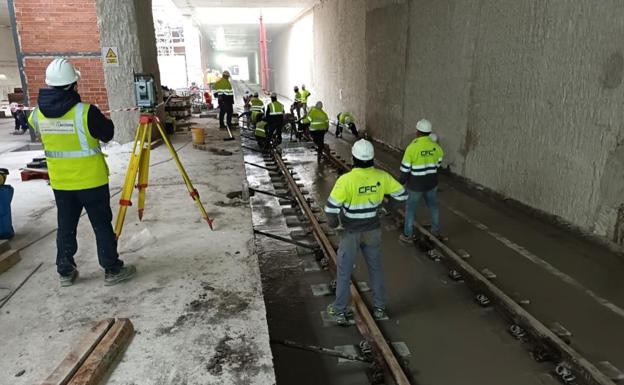 Operators install the tracks of the new AVE station in Murcia, this Friday.