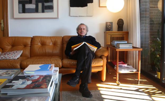 The philosopher Francisco Jarauta, in the living room of his house in Murcia. 