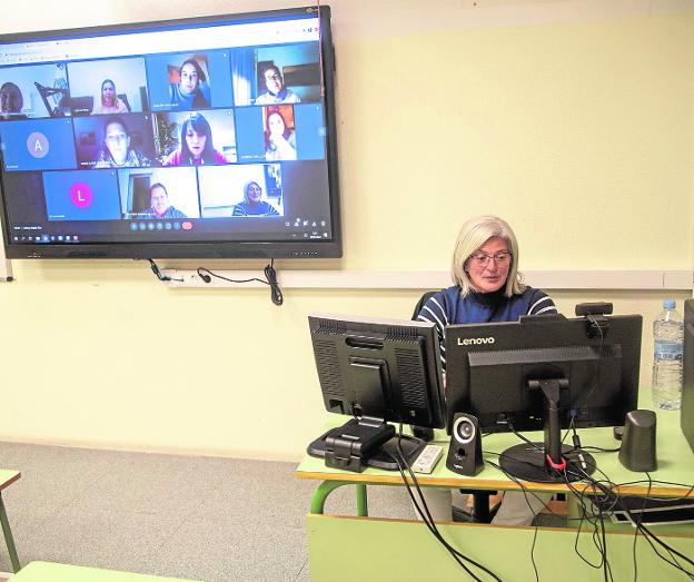 Francisca Navarro gives a virtual tutoring to the students of the Carlos III Institute of the higher degree of Administrative Management.
