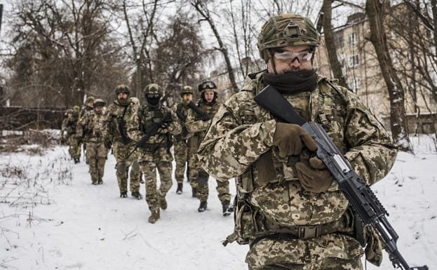 A group of civilians from Kiev, during one of the training exercises in military maneuvers.