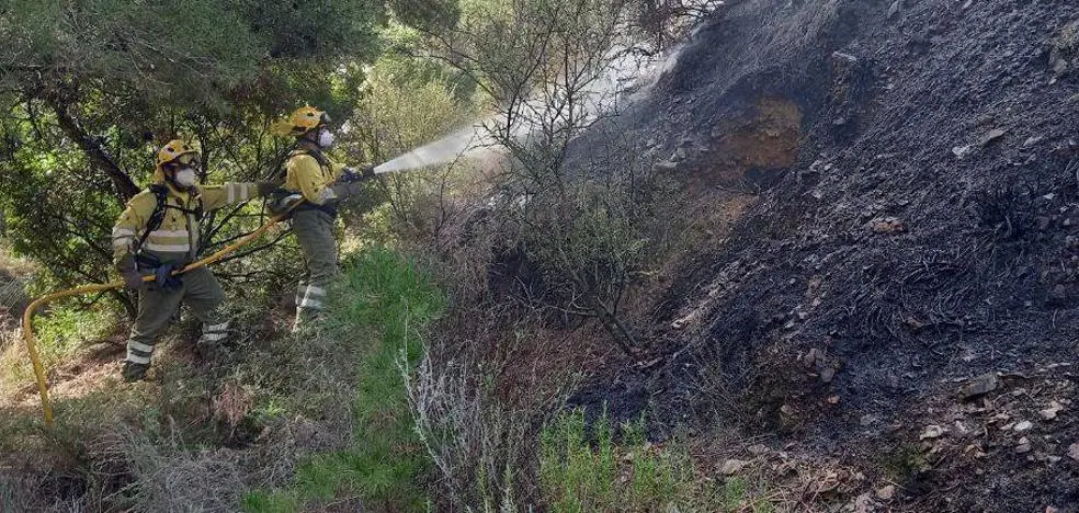 Extinguido el incendio forestal declarado en la Sierra de la Almenara, en Lorca