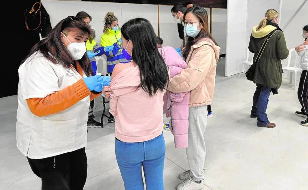 A nurse vaccinates a girl in the Myrtea shopping center in Murcia. 