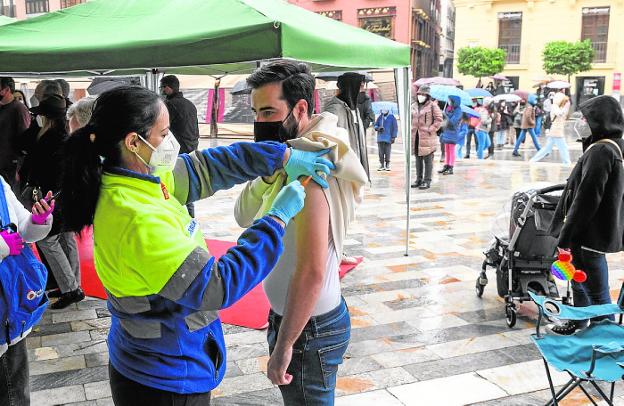 A young man receives the vaccine at one of the mobile points installed in the center of Murcia. 
