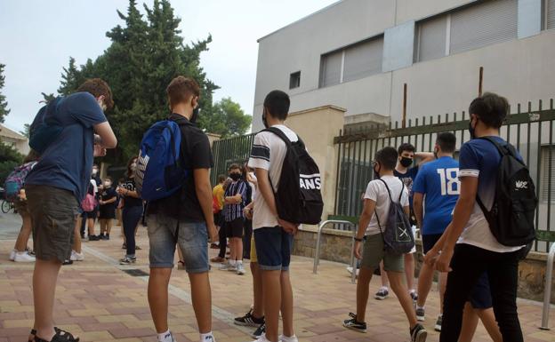 Children at the gates of a Murcian institute in a file image. 