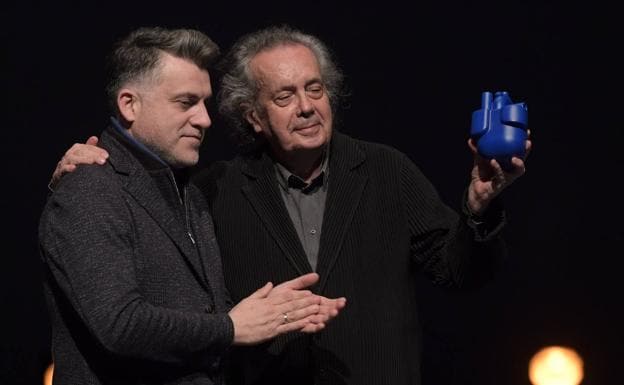 Francisco Jarauta, Professor of Philosophy and art historian, poses with the Alfonso Décimo honorary award together with Juan Antonio Lorca, Secretary General of Culture.