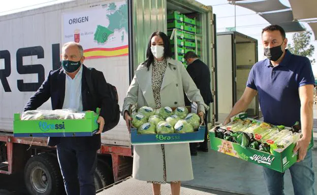 The Minister of Business, Employment, Universities and Spokesperson, Valle Miguélez, receives in Dubai, together with the head of the Agromark company, fresh vegetables from the Region of Murcia.