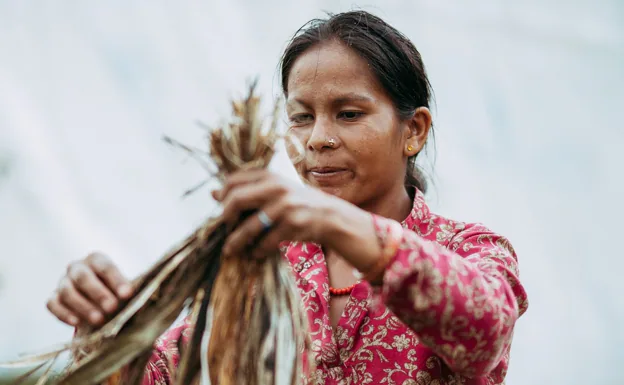 Nepalese, experts in harvesting wild hemp, are the workforce of this young company. 