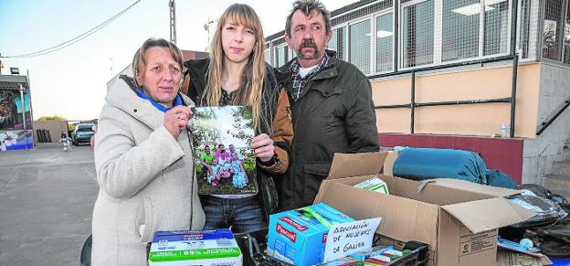 Oksana Turchenyak, yesterday, together with her parents, with a photo of her relatives and collected products. 