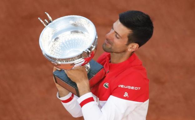 Djokovic, with the 2021 Roland Garros champion trophy. 