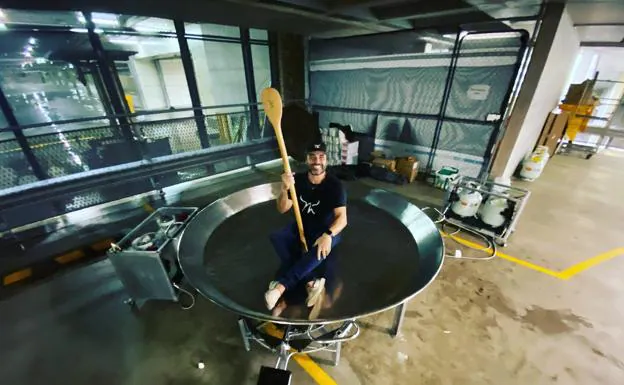 The Murcian chef Miguel Maestre inside a giant paella pan. 