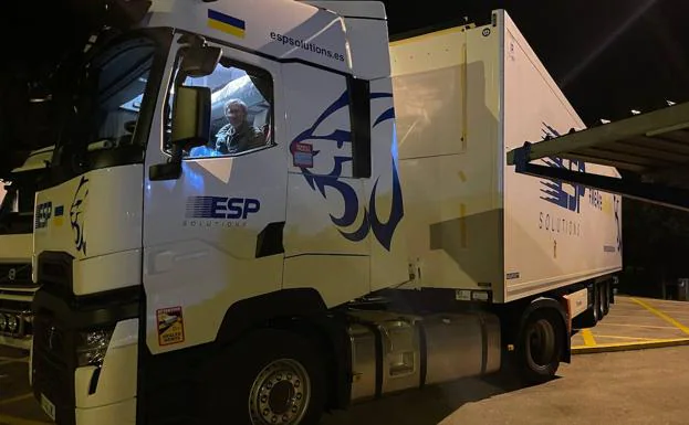 The ESP Solutions driver parks the truck loaded by the UMU with humanitarian aid at the El Penedés service station, at dawn this Tuesday. 
