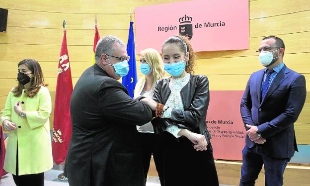 Raúl Nortes greets Silvia Muñoz in the presence of José López Mellado and Raquel Cancela, in April 2021. 