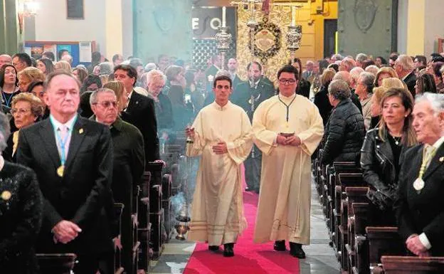 Banner of the Brotherhood of the Resurrected arriving at the main altar of Santa María, at the beginning of the ceremony held in 2019.