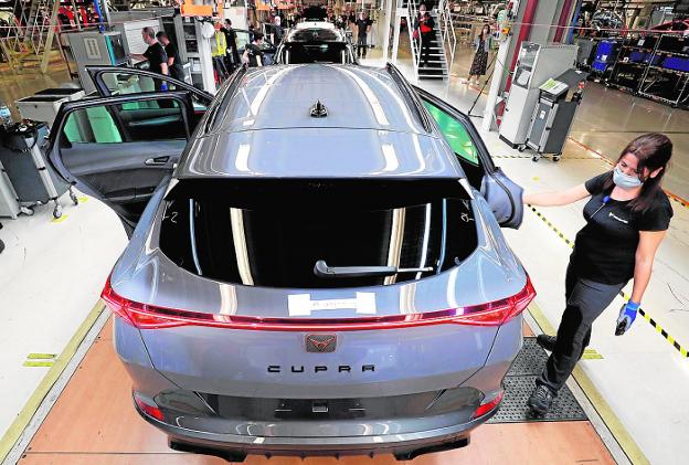 Manufacture of a Cupra Formentor in Martorell;  It is one of the most demanded models for 'renting'. 