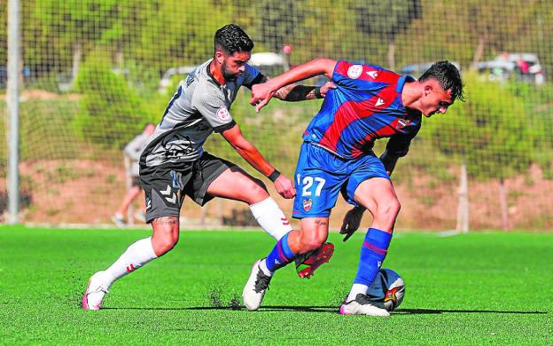 Dani García, in the first leg, fights for the ball with Marc Pubill, Levante Atlético player. 