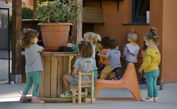 A group of children play in the courtyard of a nursery school in Murcia. 