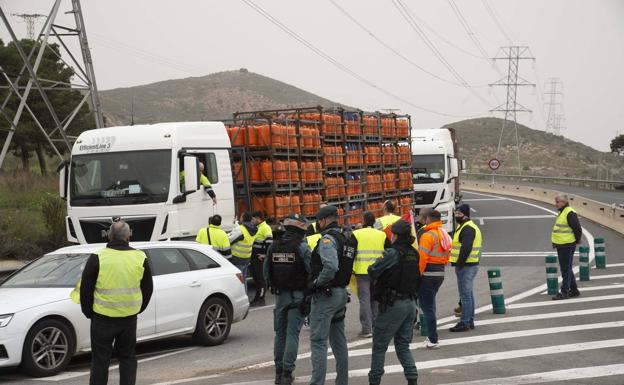 Some pickets inform a trucker, on the access road to Escombreras, under the surveillance of the Civil Guard. 