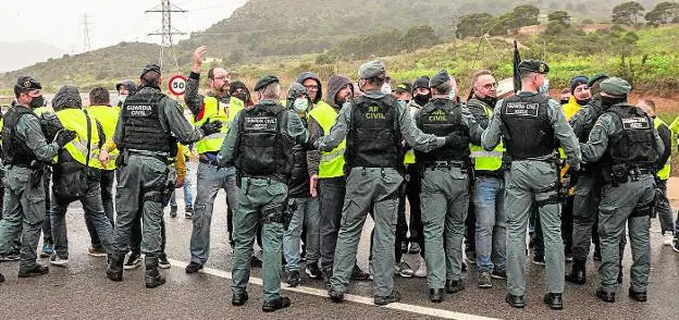 Agents of the Civil Guard hold the components of a picket, who wanted to prevent the access of a truck to the Valle de Escombreras (Cartagena). 