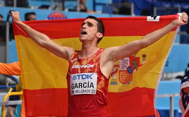 Mariano García celebrates his 800m world title with the Spanish flag. 
