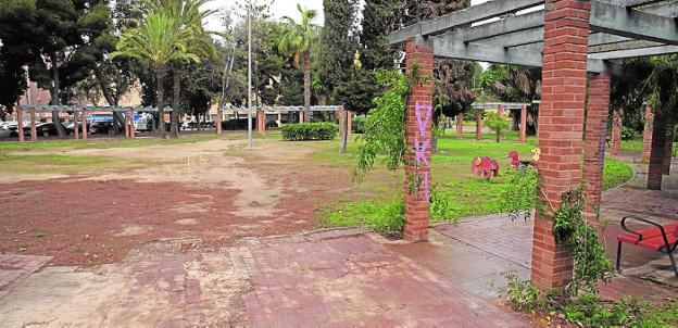 The Parque del Ensanche, which is accessed through the avenue of Murcia and Ronda del Ferrol, has multiple damages to the pavement, the pergolas and other elements. 