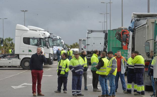 Dozens of truckers protest this Monday in Murcia.