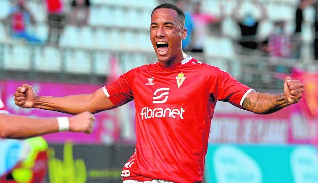 Ismael Athuman celebrates the goal he scored against Alzira, on October 3. 