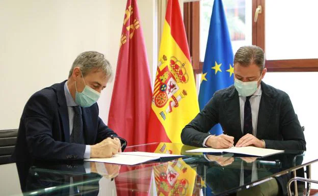 Tomás Caballero and Marcos Ortuño sign the collaboration agreement.