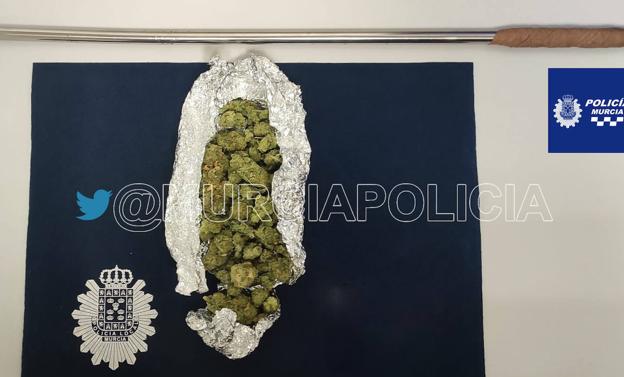 The 30 grams of marijuana and the iron bar that were seized from the detainee.