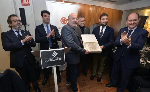 José Ramón Carrasco presents the award to Fernando Martínez, owner of El Vinagrero, in the presence of the General Director of Tourism and the mayor of La Unión