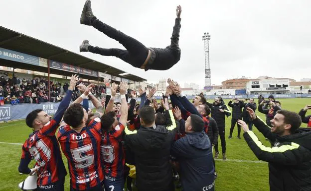 The Yeclano players keep their coach, Adrián Hernández, after achieving promotion this Sunday.