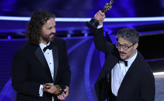 Leo Sánchez and Alberto Mielgo, with the statuette for best animated short film.