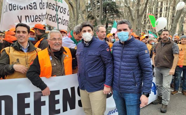 Francisco Bastida, presidente de la FCRM, junto a Fernando López Miras y Antonio Luengo. 