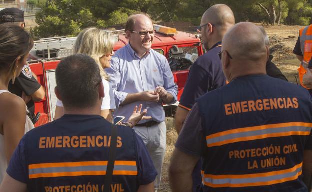 The former General Director of Emergencies, José Ramón Carrasco (c), with Civil Protection volunteers in August 2018. 
