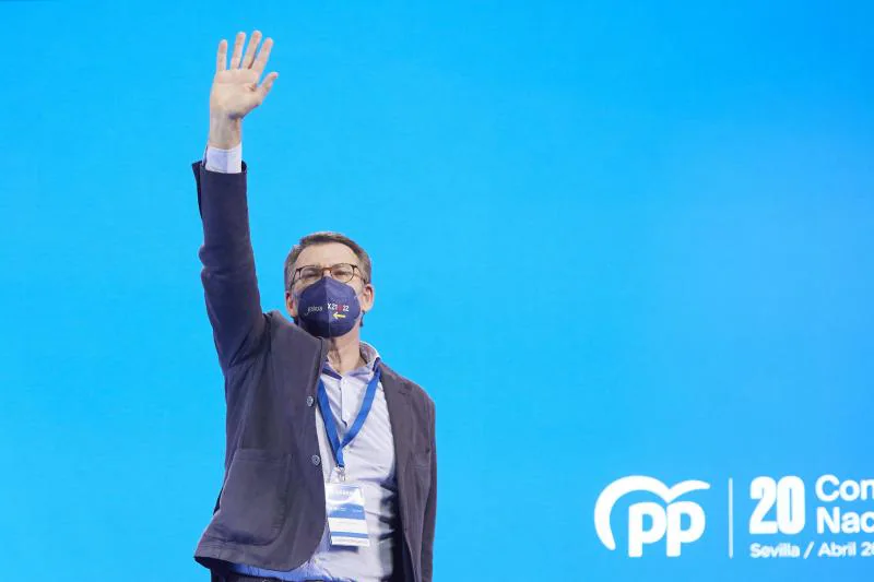 Feijóo greets during the congress that makes him the leader of the PP this Saturday. 