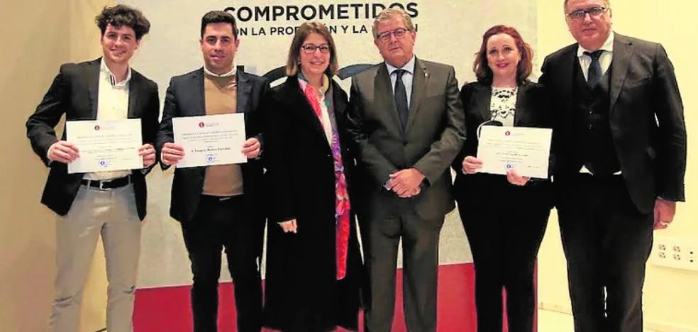 El Colegio de Economistas premia a cuatro alumnos de la Católica