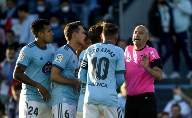 Iago Aspas and his teammates protest to the referee during Celta-Real Madrid. 