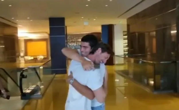 Juan Carlos Ferrero and Carlos Alcaraz merge into a hug after meeting again in Miami.