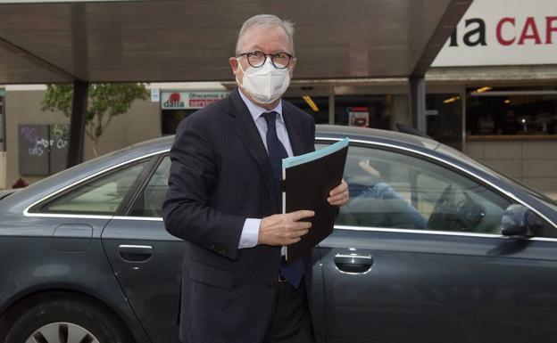 Ramón Luis Valcárcel, upon his arrival at the courthouse in June to testify in the case of the Escombreras desalination plant.