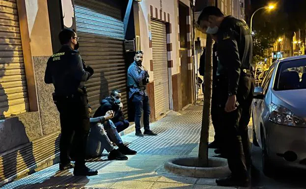 Un detenido por agredir al vigilante de seguridad.