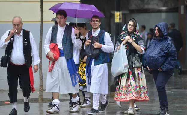 Pedestrians with umbrellas protect themselves from a fine rain, in the Bando de la Huerta of 2019.