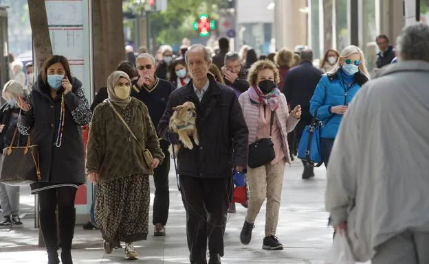 People with and without masks in the streets of Murcia in a file image. 
