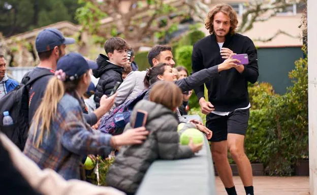 Tsitsipas takes photos with fans, this Tuesday, in Barcelona. 