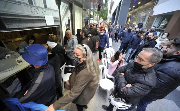 Long queues this Thursday to reserve the chairs for the Burial of the Sardine at the point of sale set up on Gran Vía.
