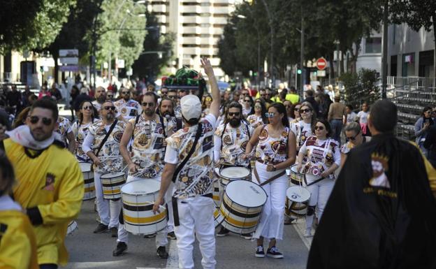 Batucadas and musical groups animate the Gran Vía with noisy parades.